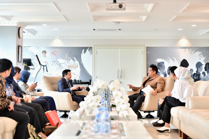 Menteri Pemuda dan Olahraga Republik Indonesia (Menpora RI) Dito Ariotedjo menerima President Islamic Cooperation Youth Forum (ICYF) H.E Taha Ayhan di Lantai 10, Kemenpora, Jakarta, Kamis (16/1) siang. Pertemuan tersebut terkait potensi kerja sama di bida
