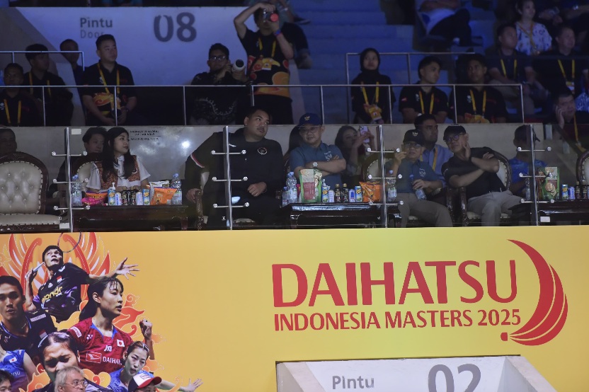 Menteri Pemuda dan Olahraga (Menpora) RI Dito Ariotedjo meninjau penyelenggaraan turnamen bulu tangkis Daihatsu Indonesia Masters 2025 di Istora Gelora Bung Karno (GBK) Senayan Jakarta, Jumat (24/1) sore. Dalam tinjauannya ini Menpora menyaksikan langsung