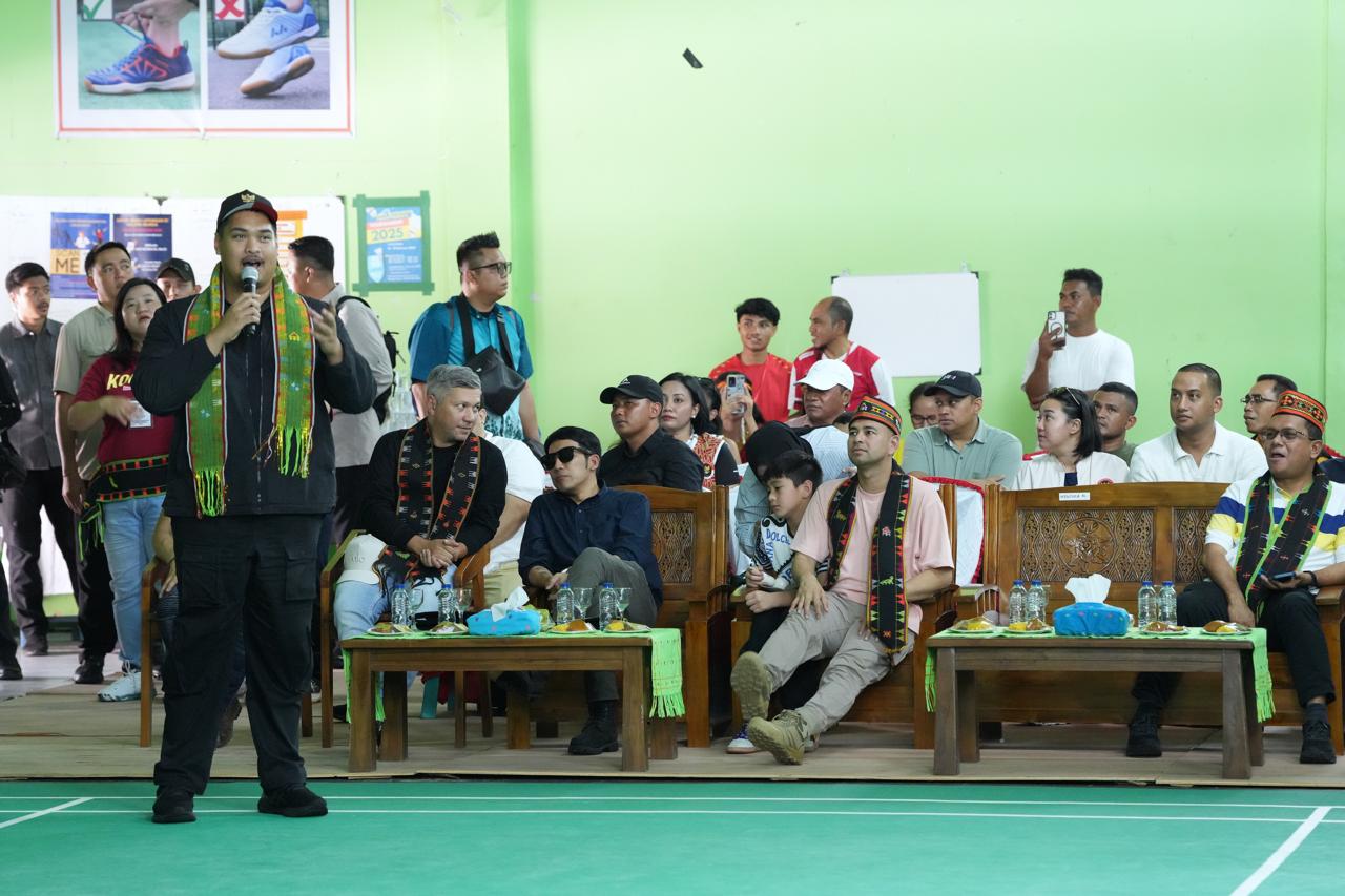 Menteri Pemuda dan Olahraga Republik Indonesia (Menpora RI) Dito Ariotedjo memberikan motivasi kepada peserta Ibunda Badminton Championship di GOR Ibunda Labuan Bajo, Manggarai Barat, Nusa Tenggara Timur (NTT), Minggu (16/2). (foto:herry/kemenpora go.id)