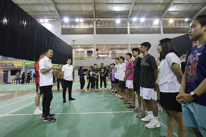 Wakil Menteri Pemuda dan Olahraga Republik Indonesia (Wamenpora RI) Taufik Hidayat memberi apresiasi dan menyampaikan rasa bangga kepada atlet bulutangkis Indonesia yang berhasil menjuarai kejuaraan Bulutangkis Beregu Campuran Asia 2025. (foto:bagus/kemen