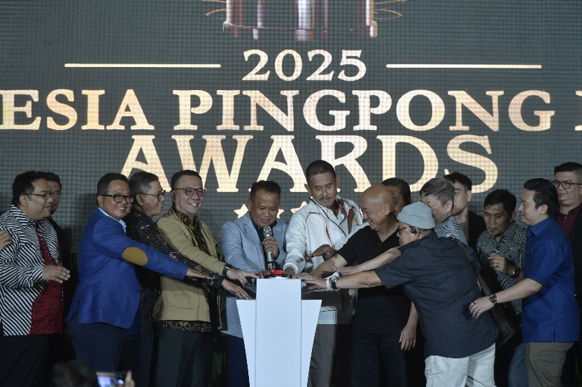 Mewakili Menpora Dito Ariotedjo, Direktur Lembaga Pengelola Dana dan Usaha Keolahragaan Kemenpora, Ferry Kono mengapresiasi Indonesia Pingpong League (IPL) Awards 2025 di Balai Sudirman, Jakarta, Jumat (21/2). (foto:bagus/kemenpora.go.id)