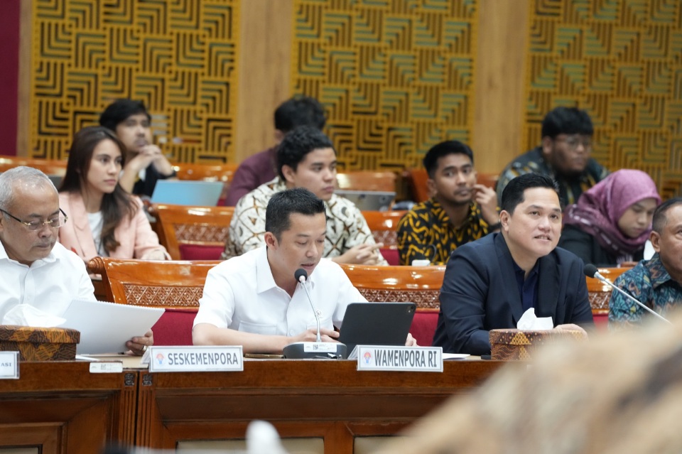Wakil Menteri Pemuda dan Olahraga (Wamenpora) Taufik Hidayat melakukan rapat kerja (raker) dengan Komisi X dan Komisi XIII DPR RI dengan agenda membahas permohonan pertimbangan pemberian kewarganegaraan RI kepada tiga atlet sepak bola asal Belanda dan Ita
