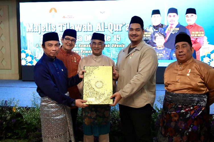 Menteri Pemuda dan Olahraga Republik Indonesia (Menpora RI) Dito Ariotedjo secara resmi menutup Majelis Tilawah Al-Qur'an Antar Bangsa Dunia Melayu Dunia Islam (DMDI) ke-15 yang digelar di Auditorium Kemenpora, Jakarta, pada Jumat (22/3) malam.(foto:gilan