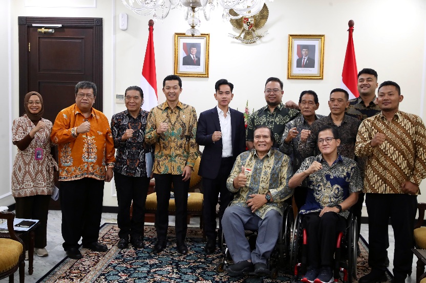 Wakil Menteri Pemuda dan Olahraga Republik Indonesia (Wamenpora RI) Taufik Hidayat mendampingi Wakil Presiden RI Gibran Rakabuming Raka menerima Ketua Umum National Paralympic Committee (NPC) Indonesia Senny Marbun di Kantor Wakil Presiden RI, Jakarta, Ka