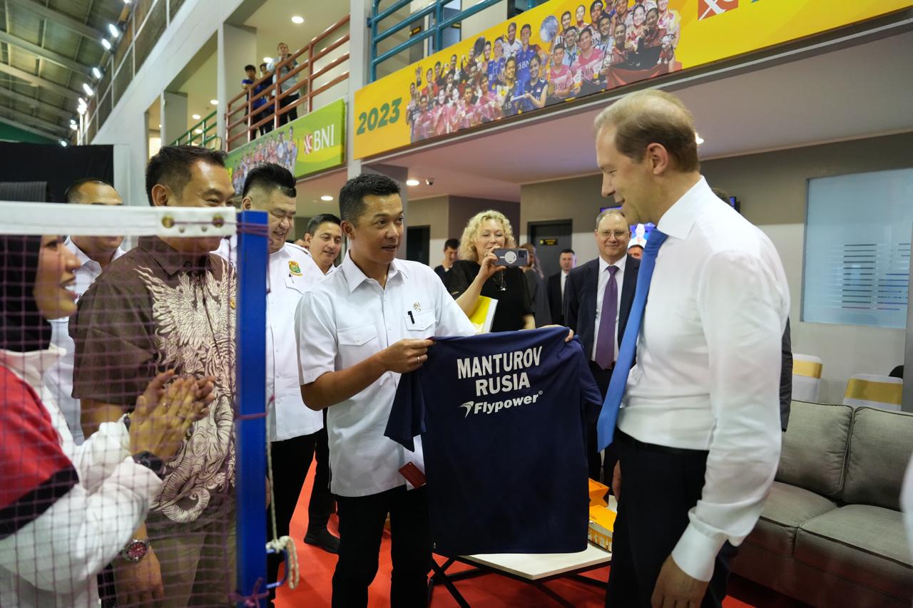 Wakil Menteri Pemuda dan Olahraga Republik Indonesia (Wamenpora RI) Taufik Hidayat mengapresiasi kunjungan Wakil Perdana Menteri Pertama Rusia Denis Manturov ke tempat Pelatnas Persatuan Bulutangkis Seluruh Indonesia (PBSI), Cipayung, Jakarta, Senin, (14/