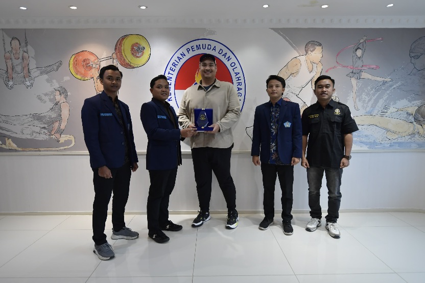 Menteri Pemuda dan Olahraga Republik Indonesia (Menpora RI) Dito Ariotedjo menerima kunjungan Presidium Pusat Himpunan Mahasiswa Buddhis Indonesia (Hikmahbudhi) di Kemenpora, Jakarta, Selasa (15/4). (foto:bagus/kemenpora.go.id)