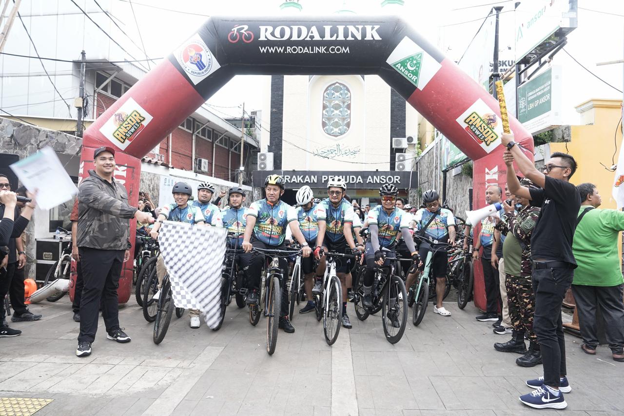 Menteri Pemuda dan Olahraga Republik Indonesia (Menpora RI) Dito Ariotedjo melepas Ansor Gowes di Kantor Pimpinan Pusat Gerakan Pemuda (GP) Ansor, Jakarta, Sabtu (19/4). Kegiatan bersepeda itu menempuh jarak 91 kilometer dengan rute Jakarta-Karawang.(foto