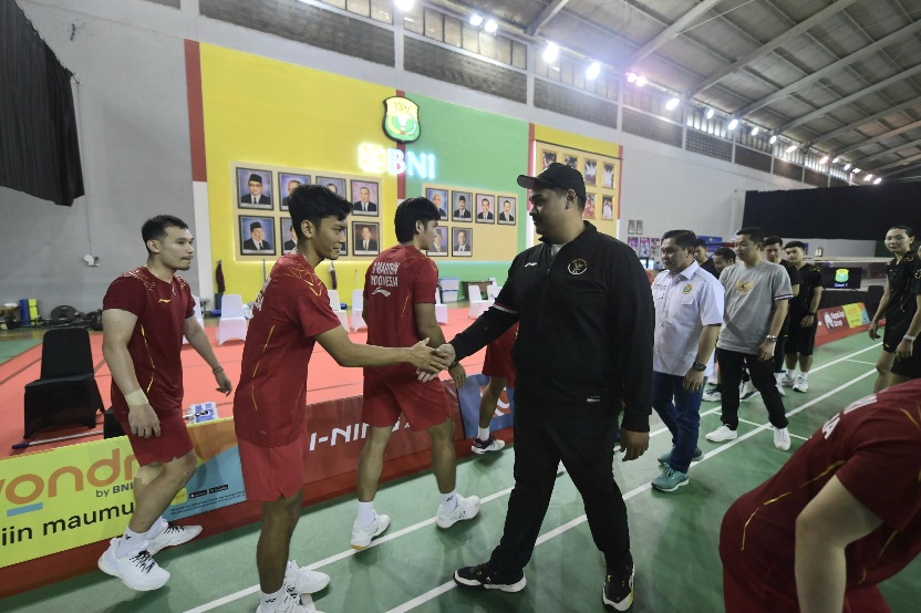Menteri Pemuda dan Olahraga (Menpora) RI Dito Ariotedjo secara langsung menyaksikan pertandingan simulasi dalam rangka persiapan Tim Bulu Tangkis Indonesia menghadapi Kejuaraan Piala Sudirman 2025, Senin (21/4) pagi di Gedung Pelatnas PBSI, Cipayung, Jaka