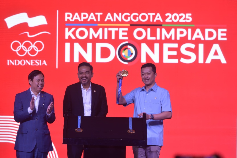 Wakil Menteri Pemuda dan Olahraga (Wamenpora) Taufik Hidayat mewakili Menteri Pemuda dan Olahraga Republik Indonesia (Menpora RI) Dito Ariotedjo secara resmi membuka Rapat Anggota Komite Olimpiade Indonesia (KOI) 2025 yang berlangsung di Fairmont Hotel, J