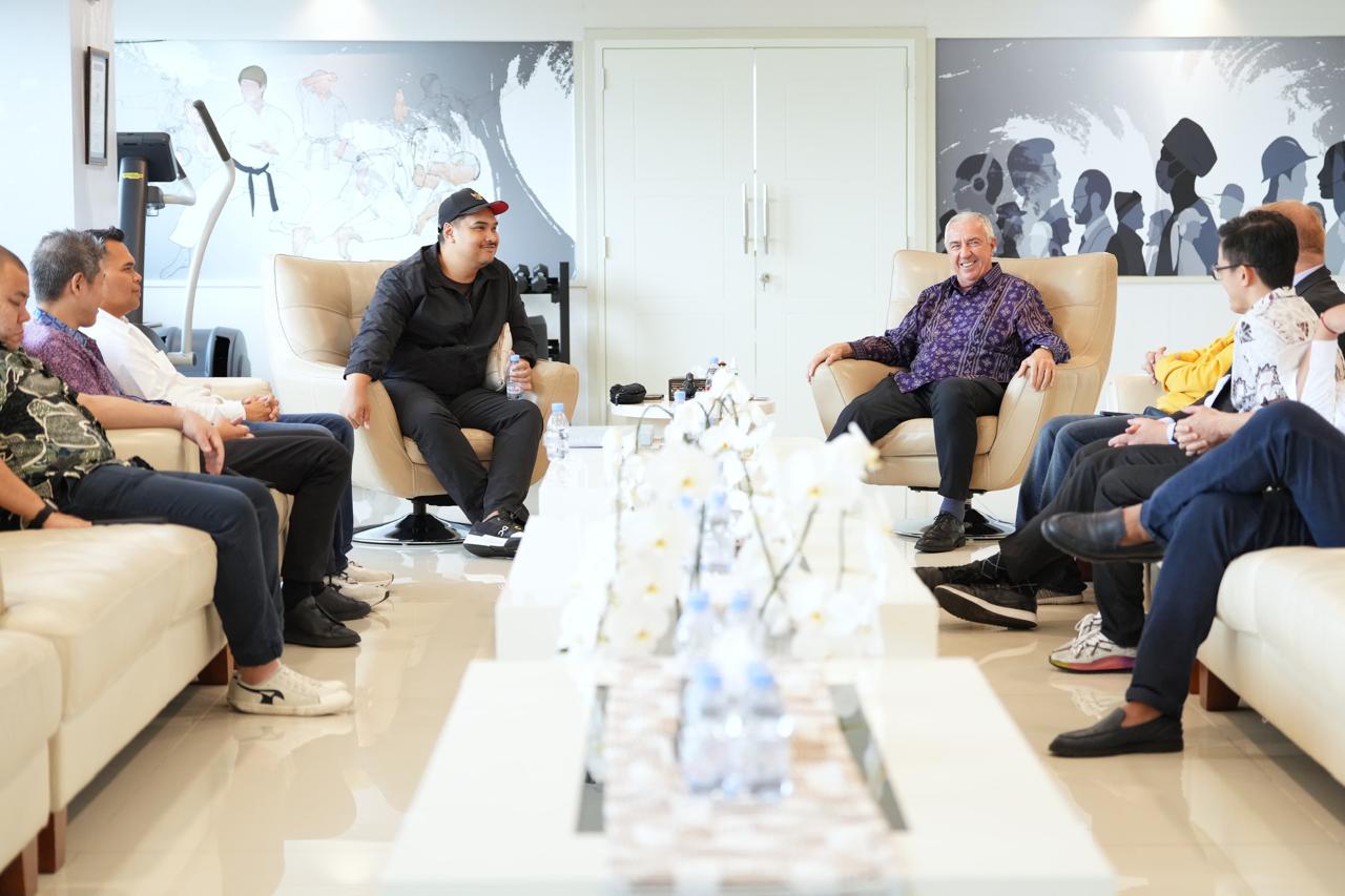 Menteri Pemuda dan Olahraga (Menpora) RI Dito Ariotedjo menerima audiensi Presiden International Ice Hockey Federation (IIHF) Luc Tardif di Lantai 10 Graha Kemenpora 10, Jalan Gerbang Pemuda Nomor 3, Senayan, Jumat (25/4) siang.(foto:herry/kemenpora.go.id