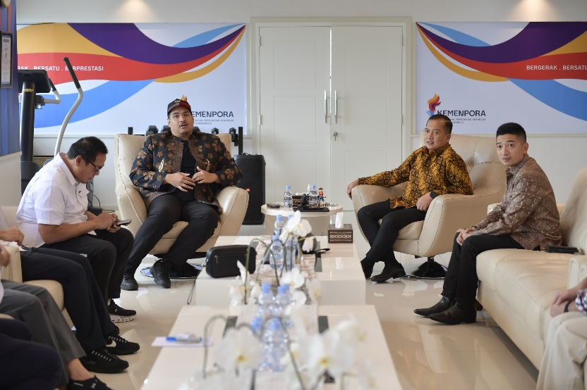 Menteri Pemuda dan Olahraga Republik Indonesia (Menpora RI) Dito Ariotedjo menerima audiensi Gubernur Nusa Tenggara Barat (NTB) Lalu Muhamad Iqbal di kantor Kemenpora, Jakarta, Senin (28/4). (foto:bagus/kemenpora.go.id)
