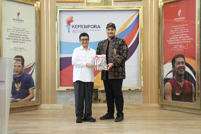 Menteri Pemuda dan Olahraga (Menpora) RI Dito Ariotedjo menerima penyerahan laporan hasil pemeriksaan (LHP) Kemenpora Tahun Anggaran 2023 dan 2024 dari Badan Pemeriksa Keuangan (BPK) RI, Senin (28/4) siang.(foto:Akbar/kemenpora.go.id)
