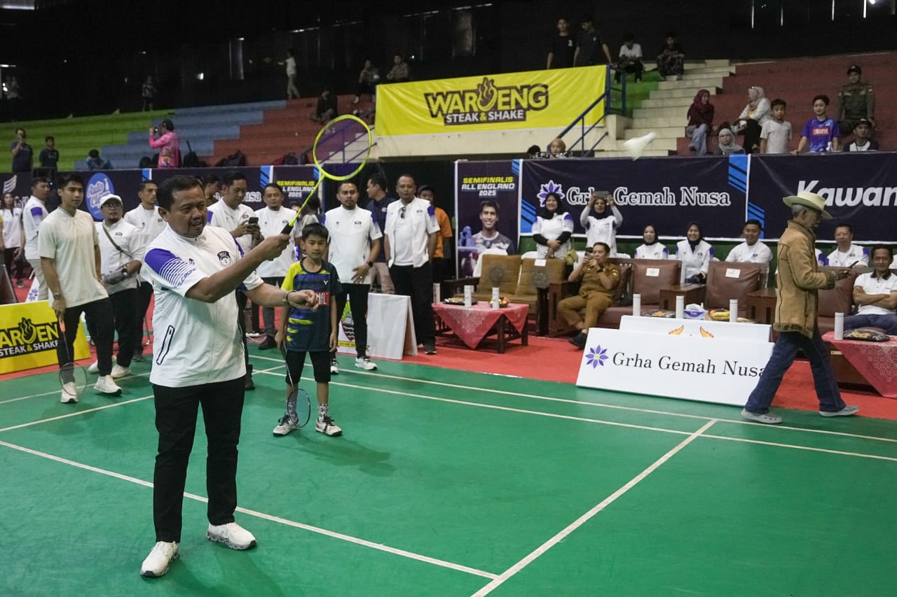 Kementerian Pemuda dan Olahraga Republik Indonesia (Kemenpora RI) menyambut baik penyelenggaraan Kejuaraan Bulutangkis Bupati Sumedang Open 2025 yang digelar di GOR Tadjimalela, Sumedang, pada Senin (5/5).(foto:egan/kemenpora.go.id)