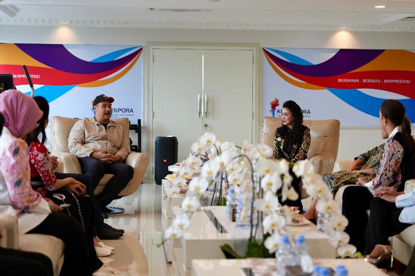 Menteri Pemuda dan Olahraga Republik Indonesia (Menpora RI) Dito Ariotedjo didampingi Wamenpora Taufik menerima audiensi Gubernur Maluku Utara (Malut) Sherly Tjoanda di Lantai 10 Kantor Kemenpora, Senayan, Jakarta, Kamis (8/5).(foto:Gilang/kemenpora.go.id