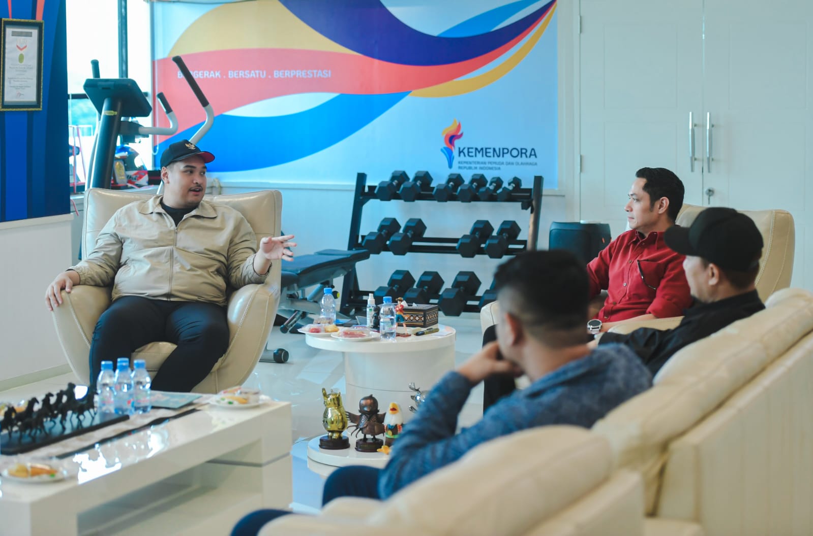 Menteri Pemuda dan Olahraga (Menpora) RI Dito Ariotedjo dan Wakil Menpora (Wamenpora) Taufik Hidayat menerima audiensi Komunitas Bapack-Bapack Bikin di Lantai 10 Graha Pemuda, Jalan Gerbang Pemuda Nomor 3, Senayan, Kamis (8/5) siang.(foto:bagus/kemenpora.