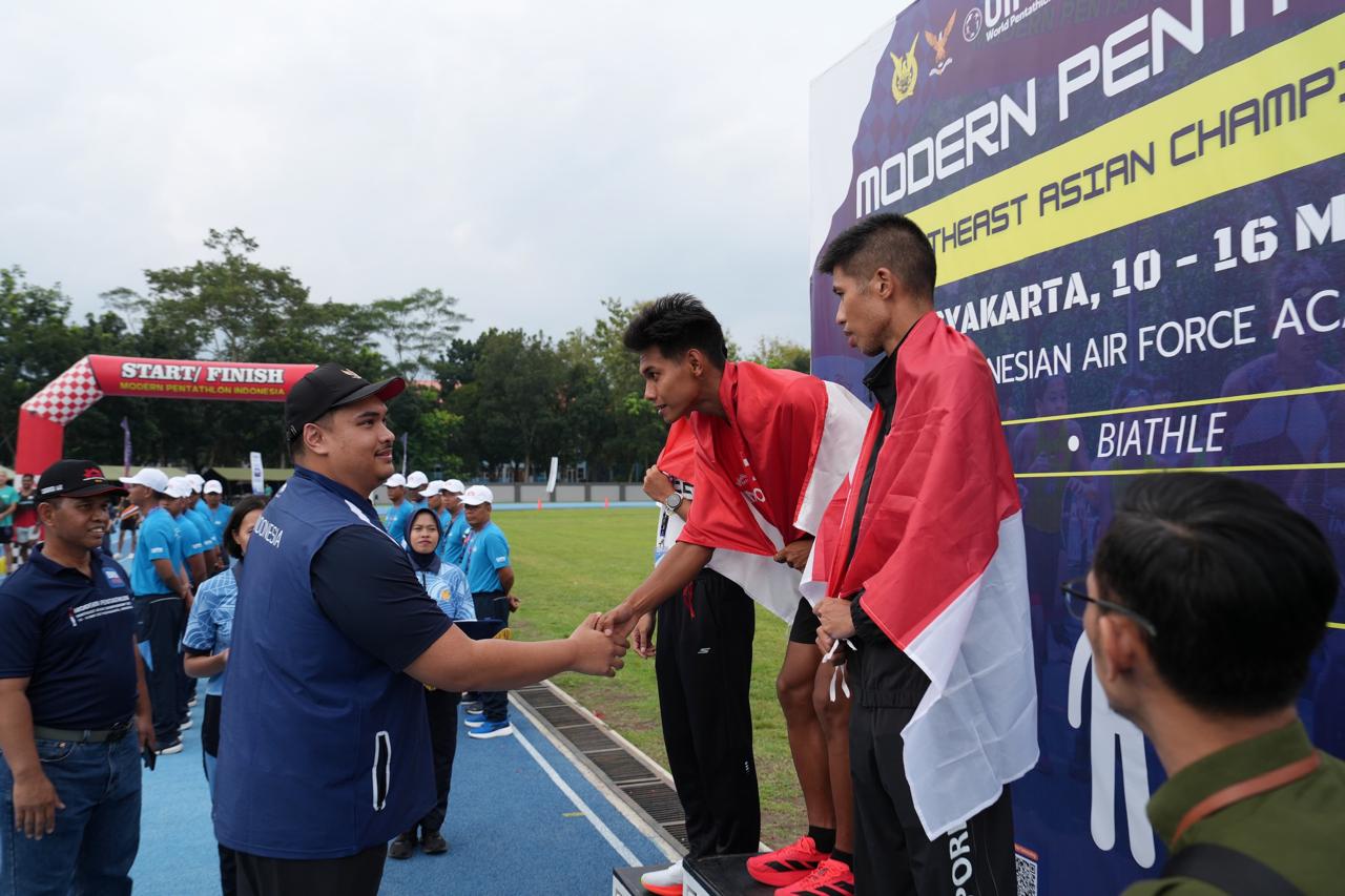 Menteri Pemuda dan Olahraga Republik Indonesia (Menpora RI) Dito Ariotedjo mengalungkan medali emas kepada Graha Rizky dan Dea Salsabila Putri di ajang Modern Pentathlon Southeast Asia (MPSEA) Championship 2025 di Akademi Angkatan Udara, Yogyakarta, Senin