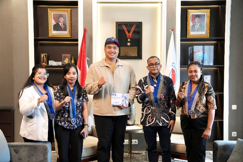 Menteri Pemuda dan Olahraga (Menpora) RI Dito Ariotedjo menerima audiensi Gerakan Mahasiswa Kristen Indonesia (GMKI) di kediamannya, Jalan Denpasar Raya Nomor 34, Jakarta Selatan (Jaksel), Kamis (15/5) sore. Kedatangan GMKI ini dalam rangka rencana penyel