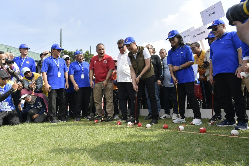Wakil Menteri Pemuda dan Olahraga Republik Indonesia (Wamenpora RI) Taufik Hidayat hari Jumat (16/5) pagi membuka Kejuaraan Nasional Gateball 2025 di lapangan kompleks Stadion Pakansari, Cibinong, Kabupaten Bogor. (foto:bagus/kemenpora.go.id)