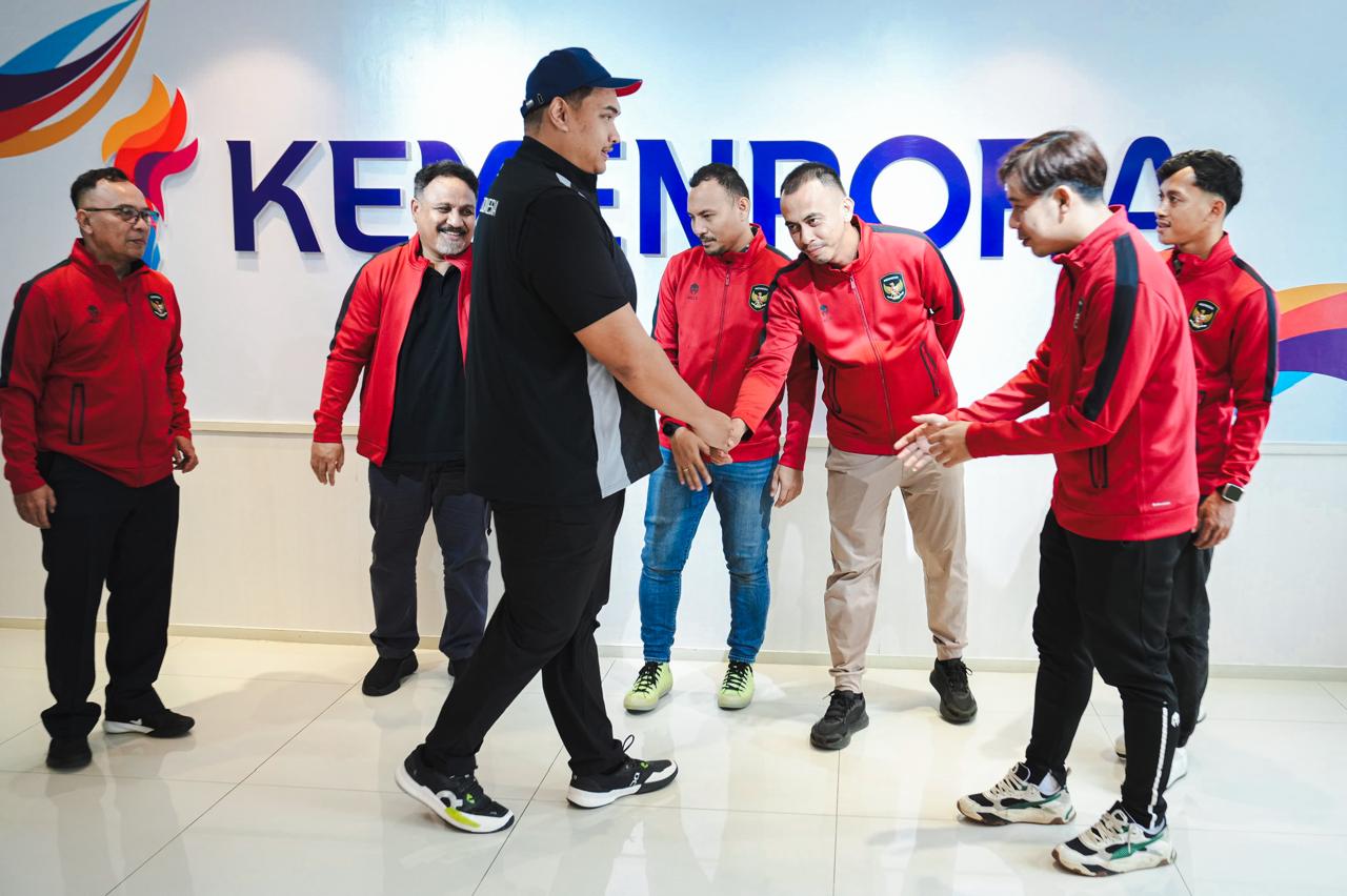Menteri Pemuda dan Olahraga Republik Indonesia (Menpora RI) Dito Ariotedjo menerima audiensi Federasi Sepakbola Mini Indonesia (FSMI) di kantor Kemenpora, Jumat (16/5). (foto:herry/kemenpora.go.id)