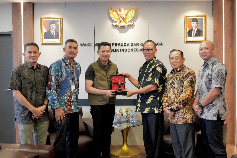 Wakil Menteri Pemuda dan Olahraga (Wamen pora) RI Taufik Hidayat menerima audiensi Rektor Universitas Negeri Semarang (Unnes) Prof Dr S Martono di Lantai 8 Graha Kemenpora, Jalan Gerbang Pemuda Nomor 3, Senayan, Jumat (16/5) pagi. (foto:Gilang/kemenpora.g