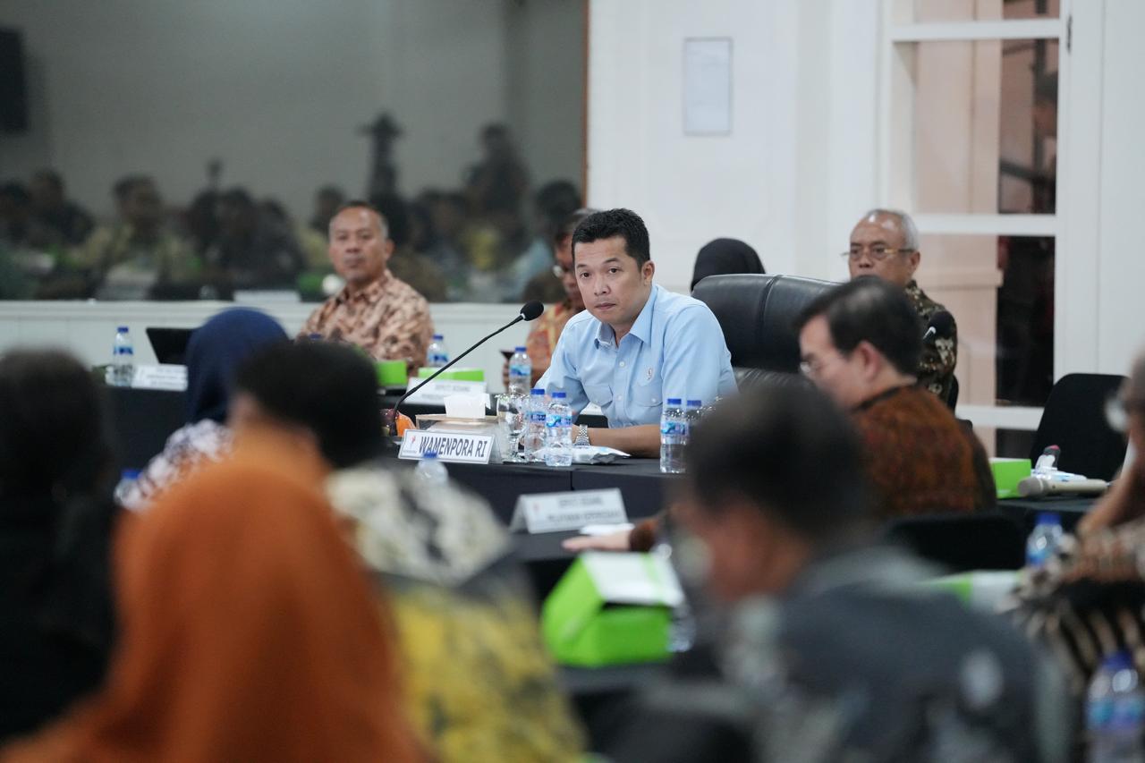 Wakil Menteri Pemuda dan Olahraga Republik Indonesia (Wamenpora RI) Taufik Hidayat, memimpin rapat koordinasi dan kolaborasi lintas kementerian/lembaga tentang pelayanan kepemudaan. (foto:herry/kemenpora.go.id)