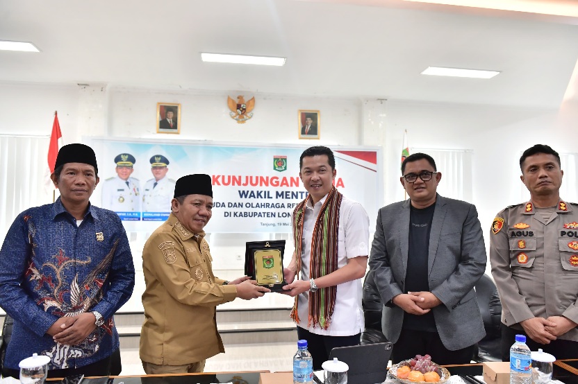 Wakil Menteri Pemuda dan Olahraga Republik Indonesia (Wamenpora RI) Taufik Hidayat, menyampaikan dukungan pemerintah melalui Kemenpora RI untuk pengembangan dan kemajuan sektor pemuda dan keolahragaan di Kabupaten Lombok Utara.(foto:Andre/kemenpora.go.id)