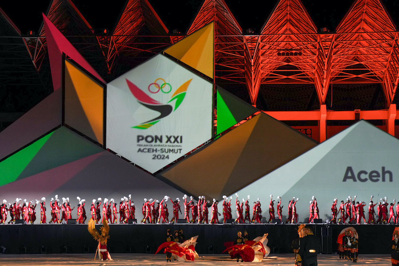 Menpora Dito Mendampingi Presiden Joko Widodo Membuka PON XXI