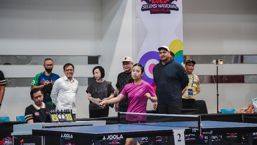 Menteri Pemuda dan Olahraga Republik Indonesia (Menpora RI) Dito Ariotedjo menyaksikan hari kedua pelaksanaan Seleksi Nasional Cabang Tenis Meja Piala Menpora 2025 di GBK Arena, Jakarta, Senin (26/5). (foto:Raihan/kemenpora.go.id)