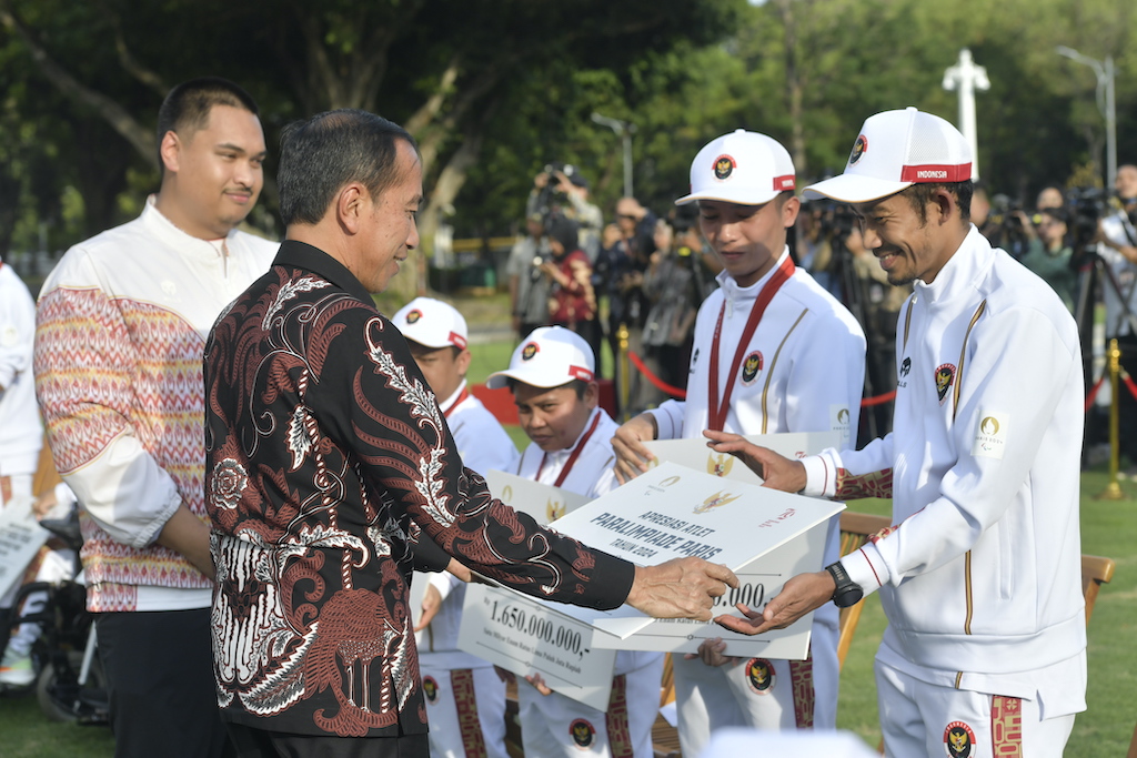 Menpora Dito Dampingi Presiden Jokowi Serahkan Bonus Apresiasi bagi Atlet Indonesia di Paralimpiade 2024