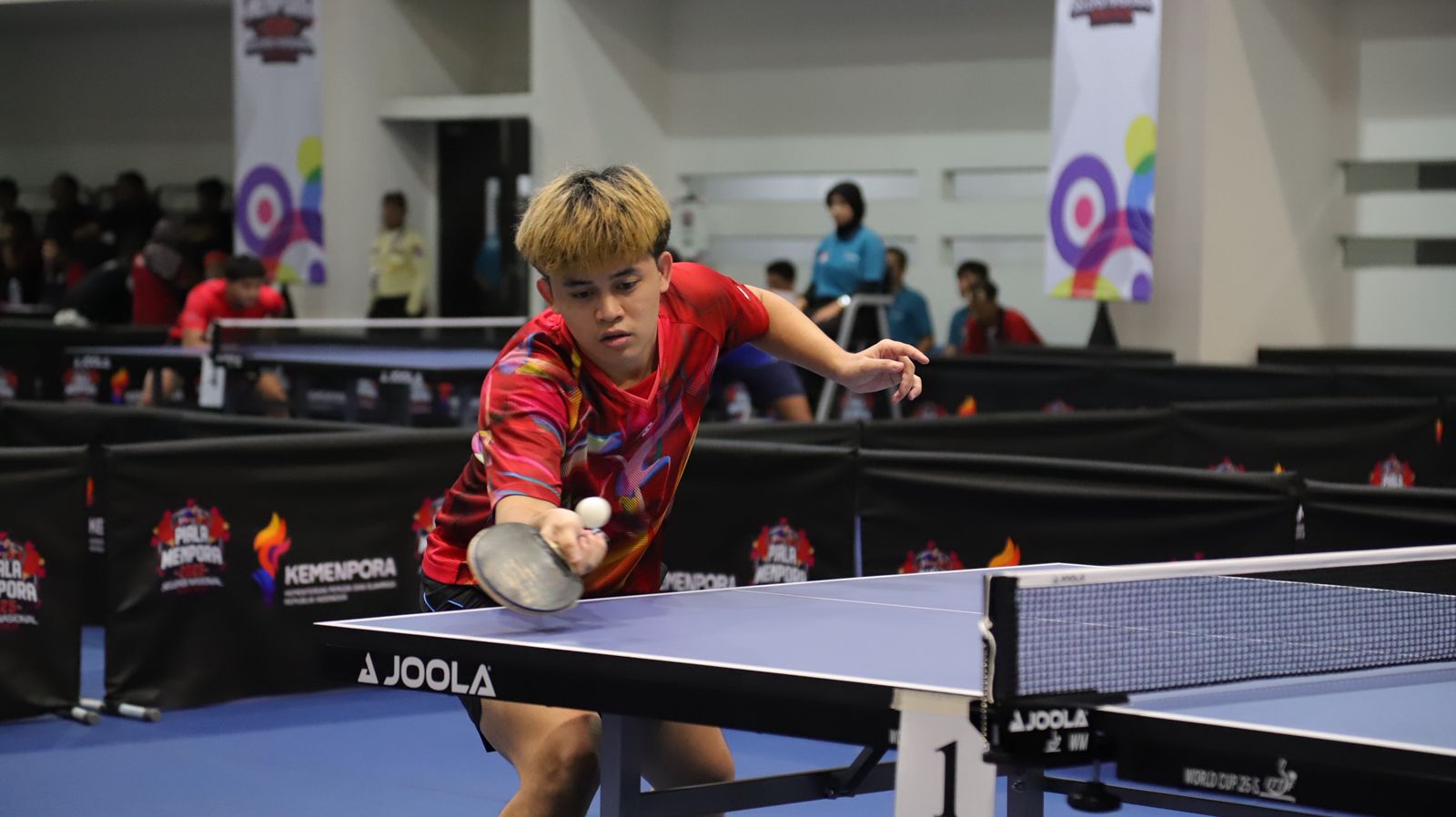 Hari ketiga Seleksi Nasional Tenis Meja Piala Menpora 2025 berlangsung cukup ketat. Tersisa 16 atlet tunggal putra dan tunggal putri yang memperebutkan posisi terbaik pada ajang yang berlangsung di GBK Arena, Jakarta, Selasa (27/5).(foto: Rafanael/kemenpo