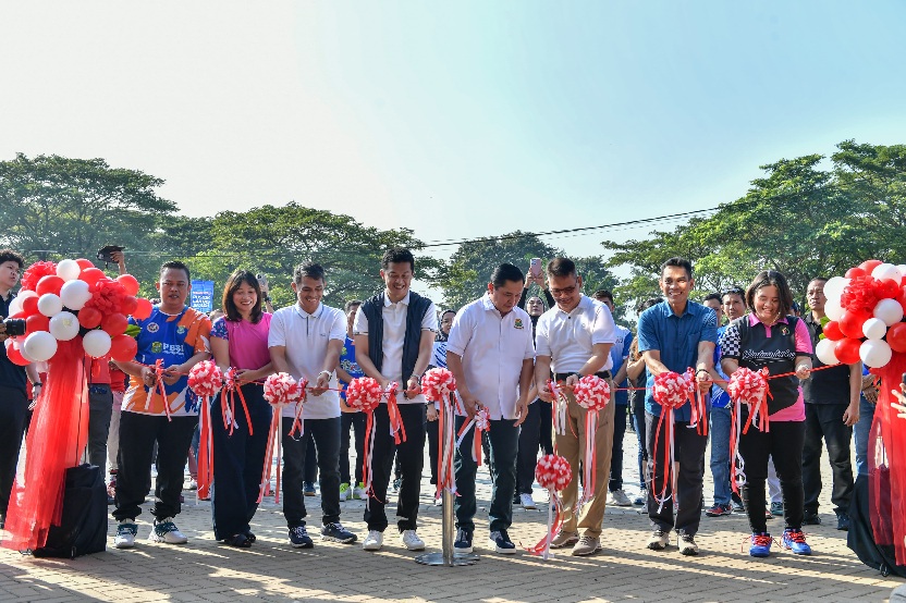 Wakil Menteri Pemuda dan Olahraga Republik Indonesia (Wamenpora RI) Taufik Hidayat bersama Ketua Umum Persatuan Bulutangkis Seluruh Indonesia (PBSI) Fadil Imran meresmikan Gedung Olahraga (GOR) Bulutangkis Pusdik Lantas Smash yang berlokasi di Pusat Pendi