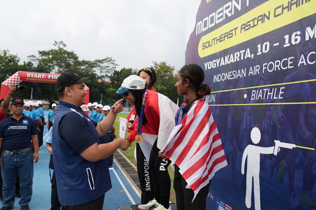 Menpora Dito Kalungkan Medali Emas Kepada Dua Atlet Indonesia di Ajang MPSEA Championship 2025