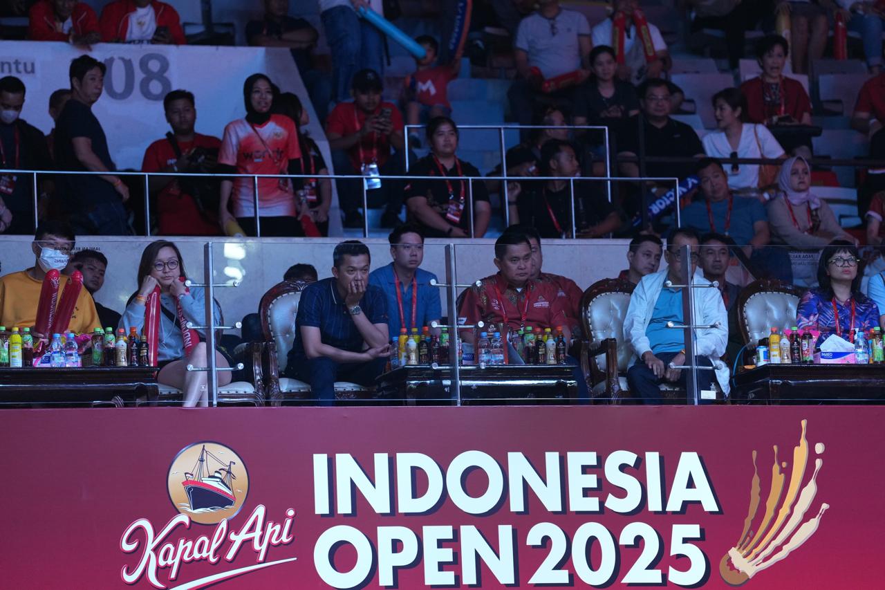 Wakil Menteri Pemuda dan Olahraga Republik Indonesia (Wamenpora RI) Taufik Hidayat menyaksikan perjuangan ganda putra bulu tangkis Indonesia Sabar Karyaman Gutama/Moh Reza Pahlevi Isfahani pada laga final Indonesia Open 2025 di Istora Senayan, Jakarta, Mi