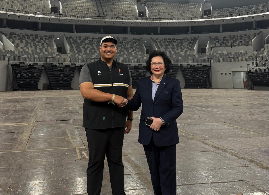 Menteri Pemuda dan Olahraga Republik Indonesia (Menpora RI) Dito Ariotedjo bersama Presiden Federasi Bulu Tangkis Dunia (BWF) Khunying Patama Leeswadtrakul meninjau Indonesia Arena di Jakarta, Minggu (8/6).(foto:dok/kemenpora.go.id)