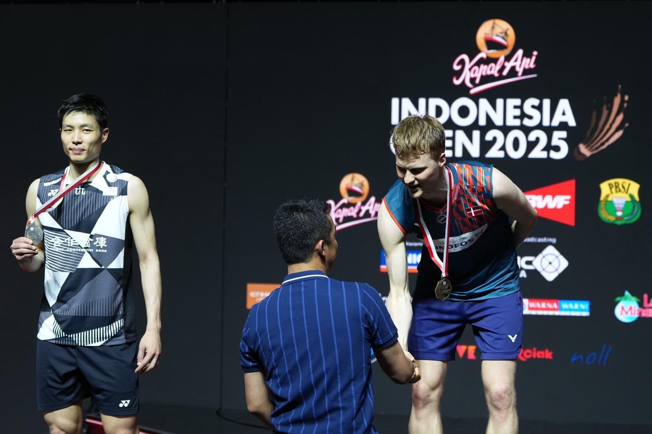 Wamenpora Taufik Kalungkan Medali Kepada Juara Tunggal Putra Indonesia Open 2025
