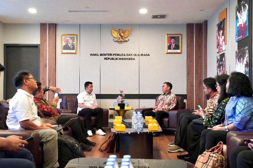 Wakil Menteri Pemuda dan Olahraga Republik Indonesia (Wamenpora RI) Taufik Hidayat menerima Bupati Tana Toraja Zadrak Tombeg di Kemenpora, Jakarta, Jumat (13/6). Pertemuan tersebut membahas pengembangan pemuda dan olahraga yang ada disana. (foto:Gilang/ke