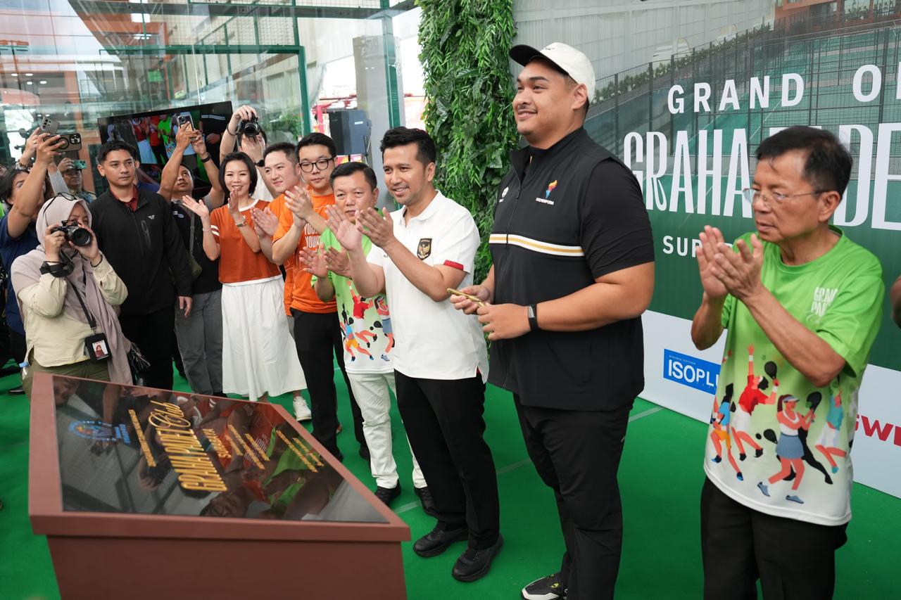 Menteri Pemuda dan Olahraga Republik Indonesia (Menpora RI) Dito Ariotedjo meresmikan Graha Padel Club, sebuah fasilitas olahraga modern yang terletak di kawasan Graha Famili No. 9, Surabaya, Jawa Timur, Sabtu (14/6). Peresmian ditandai dengan penggunting