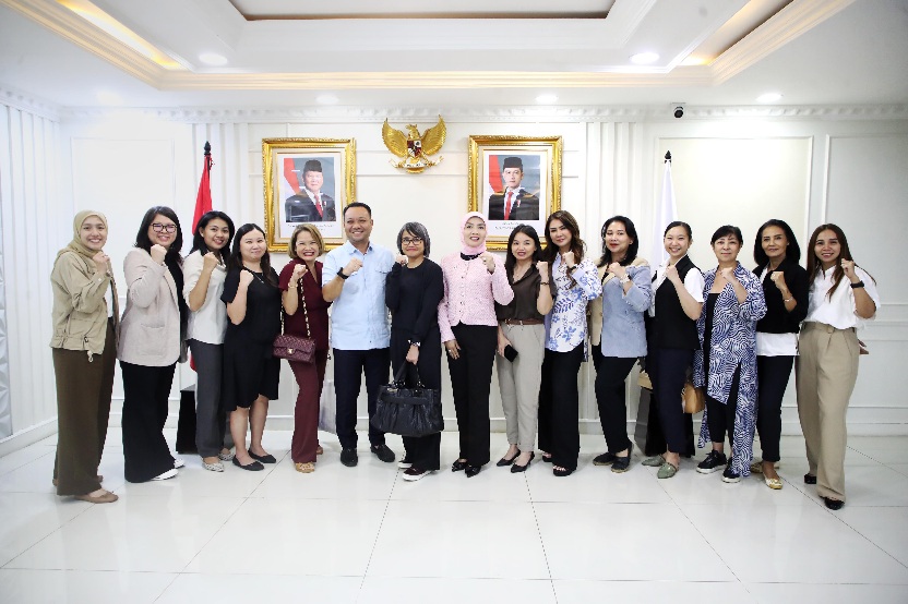 Deputi Pembudayaan Olahraga Kementerian Pemuda dan Olahraga (Kemenpora), Sri Wahyuni, menerima audiensi dari pegiat pilates dan yoga di Kemenpora, Jakarta, Rabu (18/6). (foto:raiky/kemenpora.go.id)