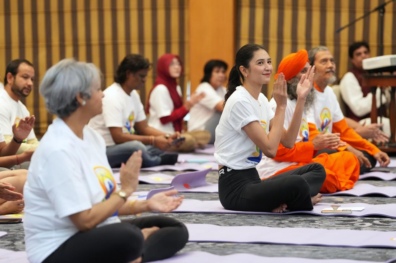 Dalam rangka memperingati Hari Yoga Internasional (International Day of Yoga) ke-10, Kedutaan Besar India untuk Indonesia menggelar perayaan bertajuk "Yoga untuk Satu Bumi, Satu Kesehatan" (Yoga for One Earth, One Health) di Hotel Aryaduta, Menteng, Jak
