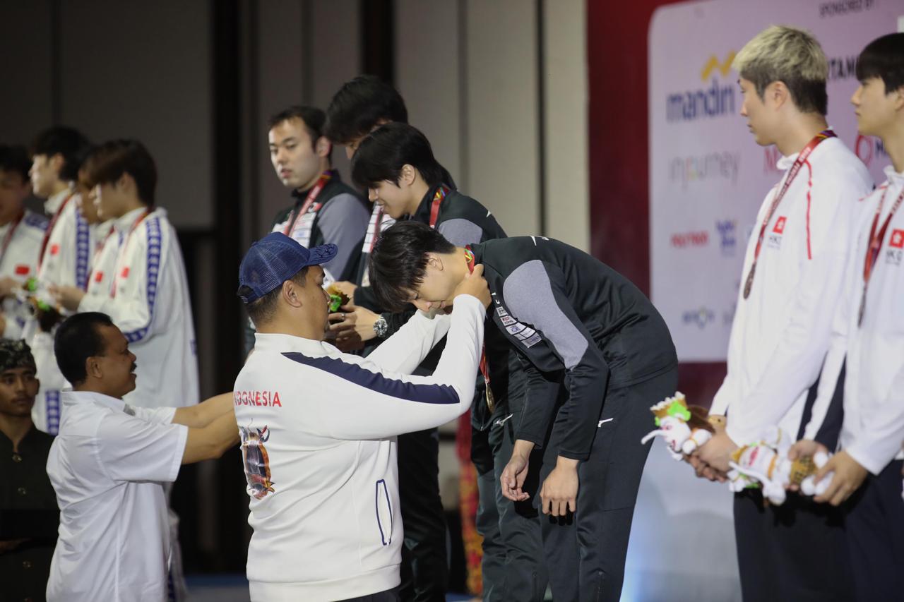 Menpora Dito Saksikan Final dan Kalungkan Medali Kepada Juara Asian Fencing Championship 2025