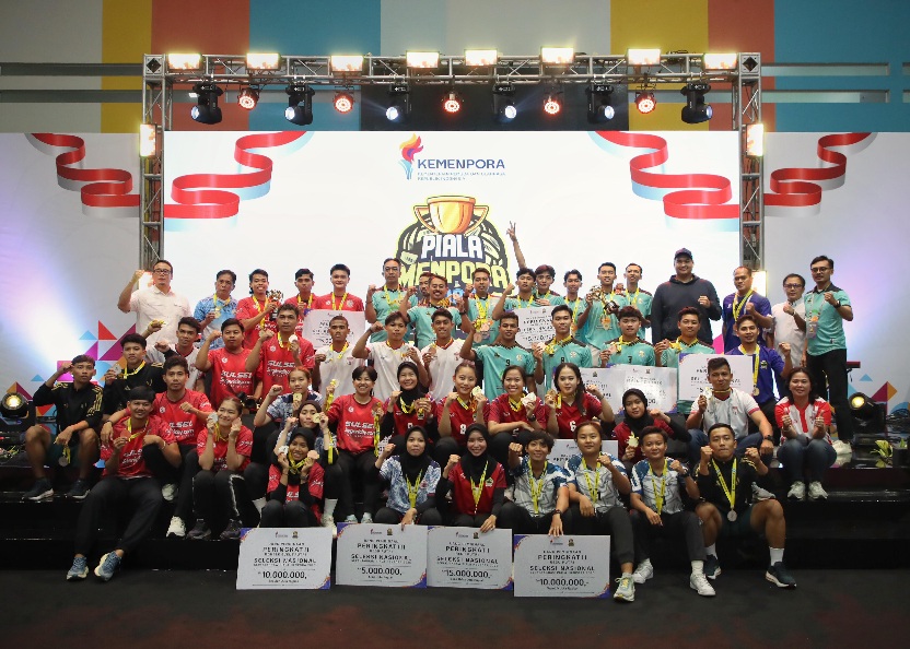 Menteri Pemuda dan Olahraga Republik Indonesia (Menpora RI), Dito Ariotedjo, menyerahkan langsung medali dan Piala Menpora kepada para juara pertama di ajang Seleksi Nasional (Seleknas) Sepak Takraw Piala Menpora 2025 yang digelar di GBK Arena, Jakarta, K