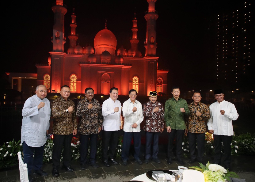 Wakil Menteri Pemuda dan Olahraga (Wamenpora) RI Taufik Hidayat menghadiri penutupan Hijriah Food Festival 2025 di Masjid At-Thohir, Jalan Mochamad Thohir, Tapos, Depok, Jawa Barat (Jabar), Minggu (29/6) malam. (foto:raiky/kemenpora.go.id)