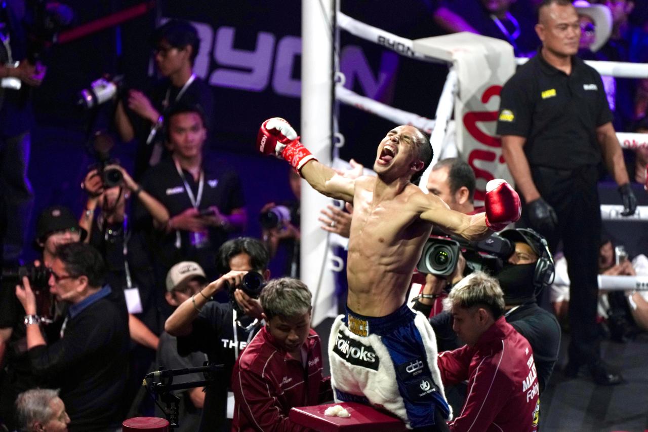 Menpora Dito Saksikan Byon Combat Showbiz Vol 5 di Tennis Indoor Senayan