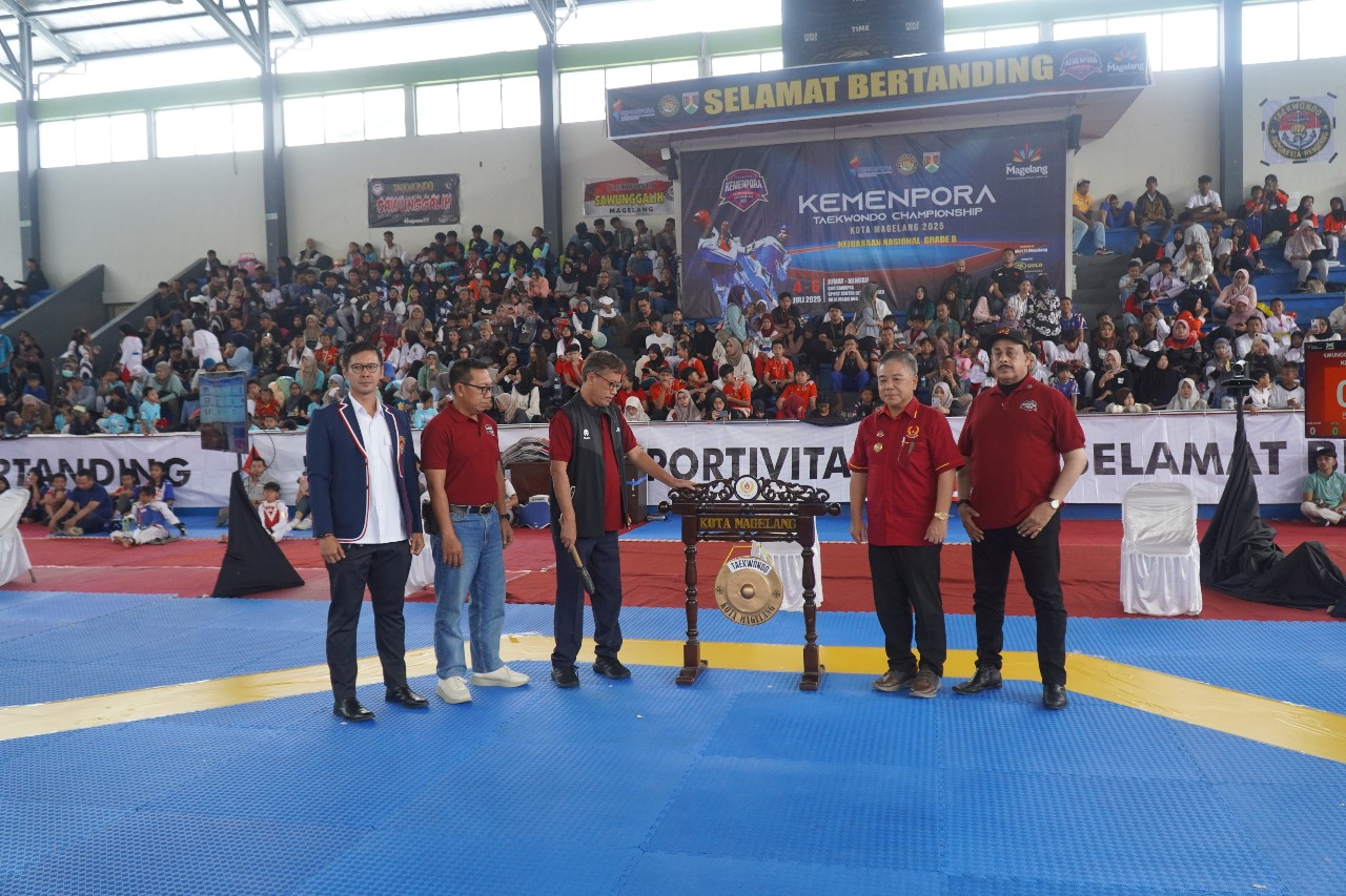 Deputi Pengembangan Industri Olahraga Kementerian Pemuda dan Olahraga (Kemenpora), Raden Isnanta membuka  Kejuaraan Taekwondo Nasional Piala Kemenpora ke-3 tahun 2025 di GOR Samapta, Magelang, Jawa Tengah, Jumat (4/7).(foto:dok/deputi3)