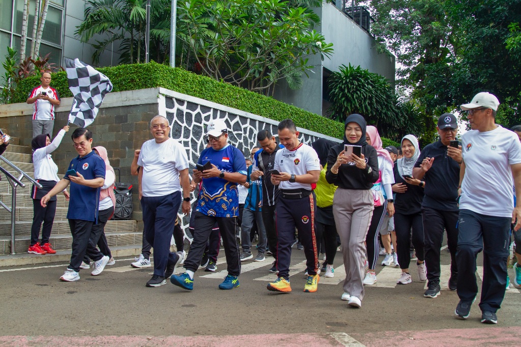 Sesmenpora Gunawan Suswantoro saat mengikuti tes kebugaran jasmani bagi pegawai Kemenpora, Jumat (4/7) pagi di halaman kantor Kemenpora. (foto: sesdep2/yayan)