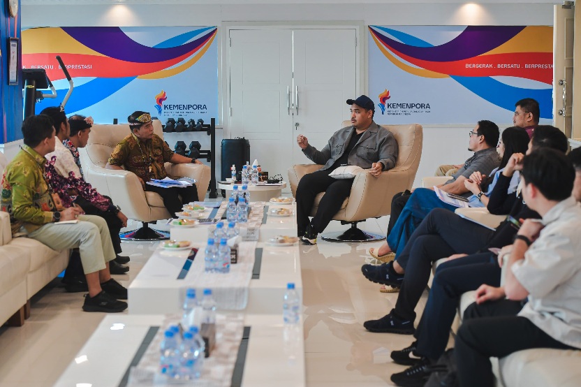Menteri Pemuda dan Olahraga Republik Indonesia (Menpora RI) Dito Ariotedjo, menerima Gubernur Kalimantan Utara (Kaltara) Zainal Arifin Paliwang yang hadir bersama Kadispora Saiful Bahri, Sekretaris Dinas Muhammad Faisal Ramadhan di Kantor Kemenpora, Senay