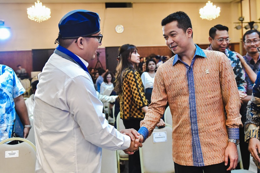 Wakil Menteri Pemuda dan Olahraga Republik Indonesia (Wamenpora RI) Taufik Hidayat menghadiri Serah terima jabatan Pengurus Pusat Gerakan Mahasiswa Kristen Indonesia (PP GMKI) Masa Bakti 2025-2027. Wamenpora Taufik tekankan pentingnya kolaborasi GMKI menu