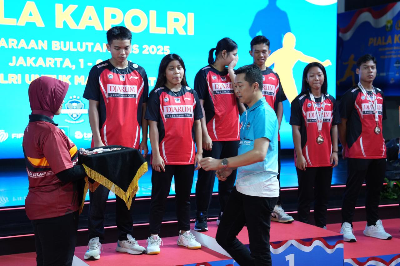 Wakil Menteri Pemuda dan Olahraga Republik Indonesia (Wamenpora RI) Taufik Hidayat mengalungkan medali kepada para pemenang kejuaraan bulutangkis U-17 ganda campuran Kapolri Cup 2025 di GOR Universitas Negeri Jakarta, Minggu (6/7). (foto:Herry/kemenpora.g
