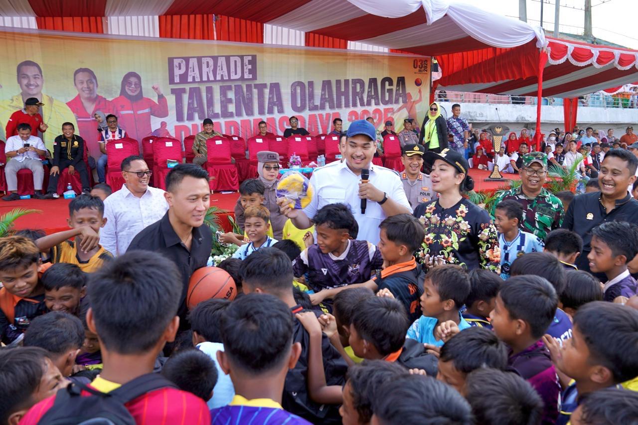 Kunjungan Kerja ke Kabupaten Dharmasraya, Menpora Dito Serahkan Bantuan Bola