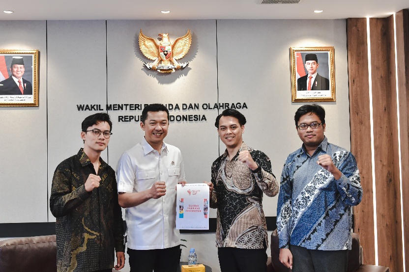 Wakil Menteri Pemuda dan Olahraga Republik Indonesia (Wamenpora RI) Taufik Hidayat menerima Ketua Panitia West Java Youth Sustainability Impact (WJYSI) 2025 Rendra Renggana Mahesa yang hadir bersama Delegasi Terbaik di Indonesia Youth Summit 2025 Fahmi Sa